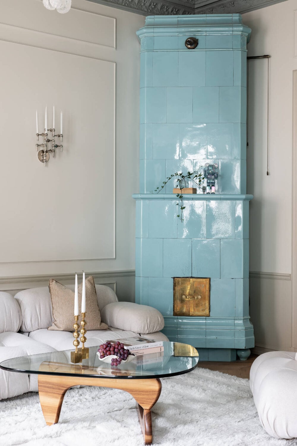 A Luxurious Stockholm Apartment with Period Features and a Blue Fireplace 4 blue fireplace living room