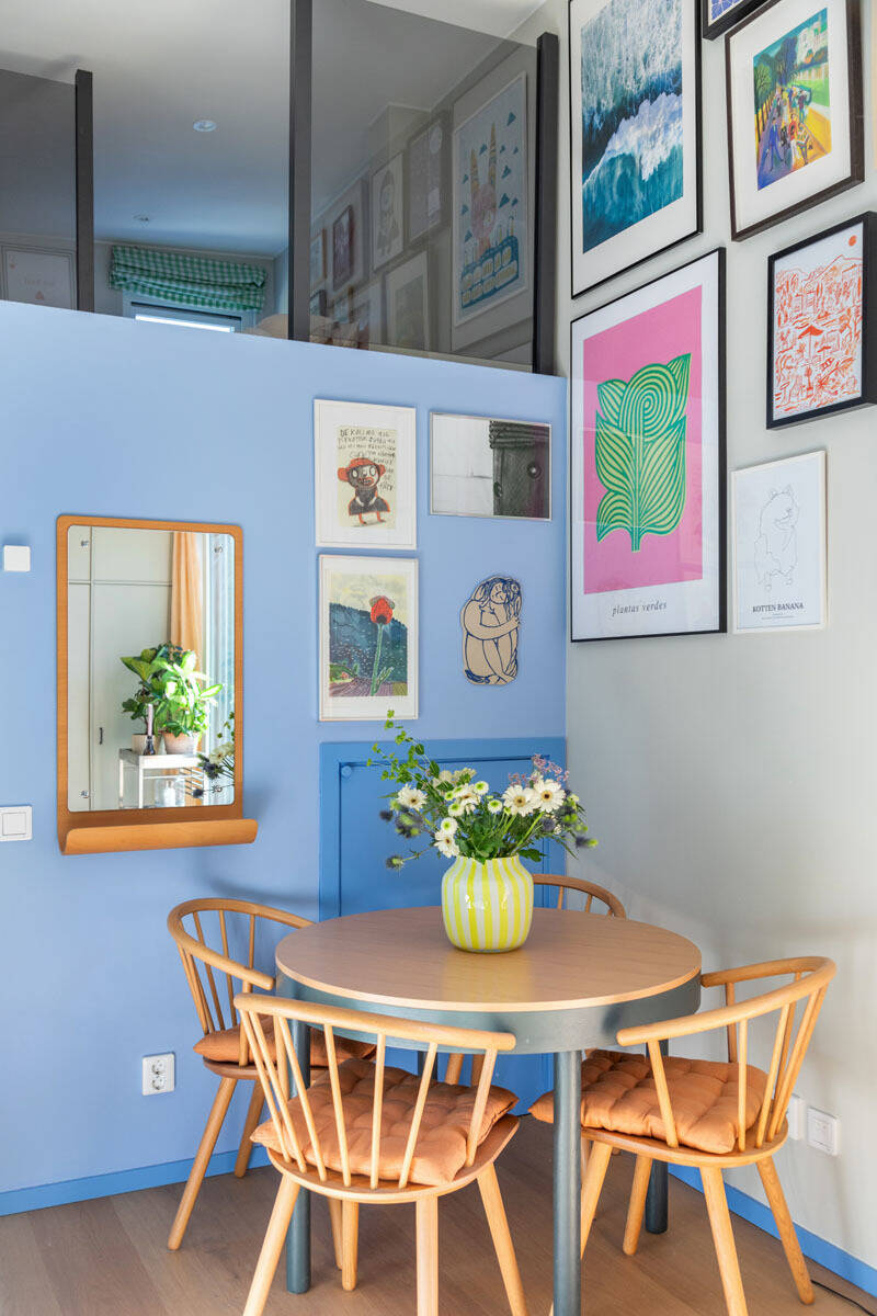 A Modern Tiny House in the Swedish Archipelago 5 blue wall colorful art round dining table A Modern Tiny House in the Swedish Archipelago