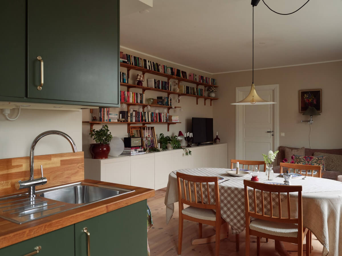 A Green Kitchen and a Pink Bedroom in a Charming Apartment 6 bookshelves open plan living space