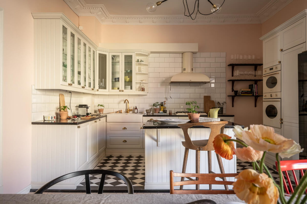 A Light and Spacious Apartment with a Cozy Social Kitchen 17 classic kitchen checkerboard floor light pink walls
