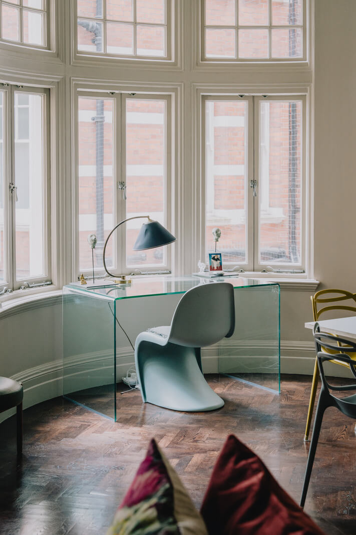 A Stunning Edwardian Apartment with High Ceilings and Period Details 7 clear desk rounded window