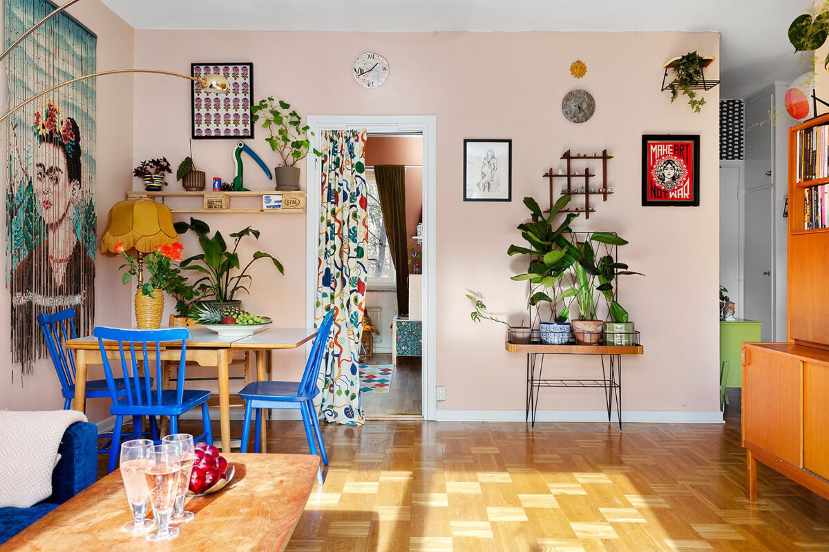 A Colorful 1940s Apartment in Stockholm 3 colorful pink living room