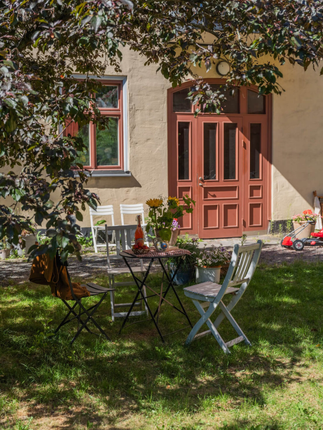 A Small Apartment with Rustic Floorboards and Beige Walls 23 communal courtyard garden A Small Apartment with Rustic Floorboards and Beige Walls