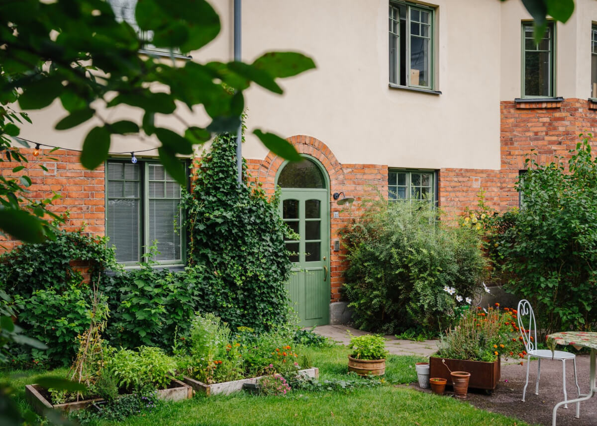 A Green Kitchen and a Pink Bedroom in a Charming Apartment 21 communal garden A Green Kitchen and a Pink Bedroom in a Charming Apartment
