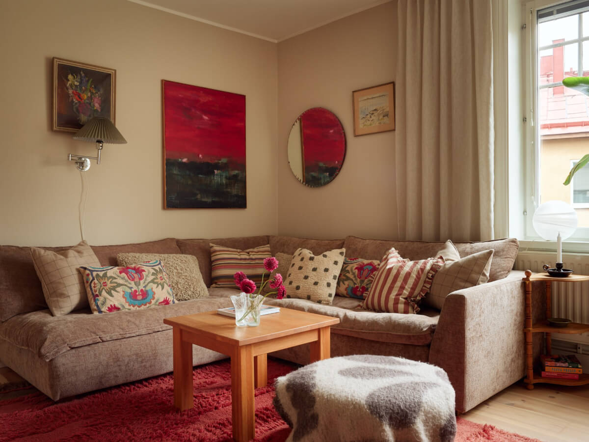 A Green Kitchen and a Pink Bedroom in a Charming Apartment 3 corner sofa red rug