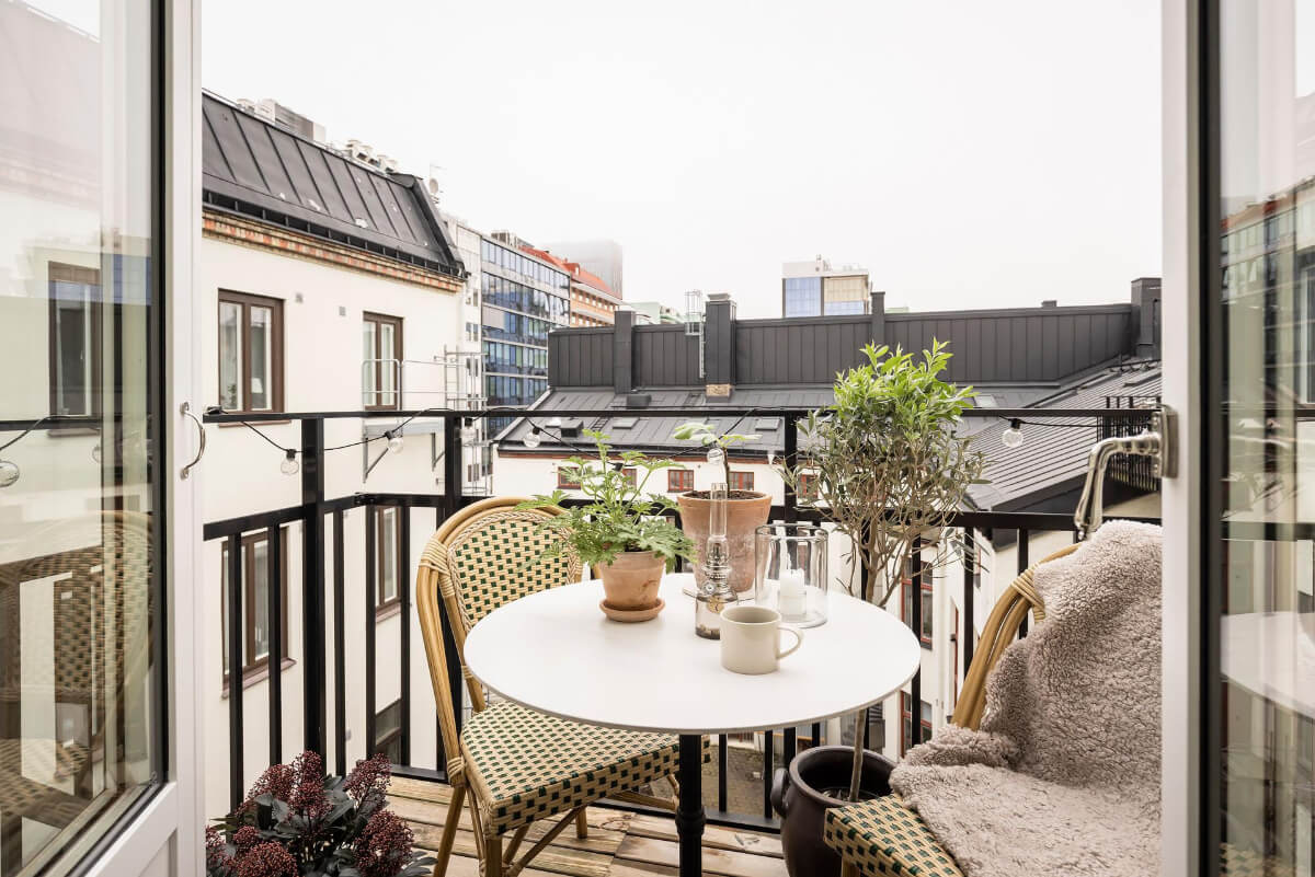 A Light Color Palette in a Stylish Renovated Late 19th Century Apartment 18 courtyard balcony