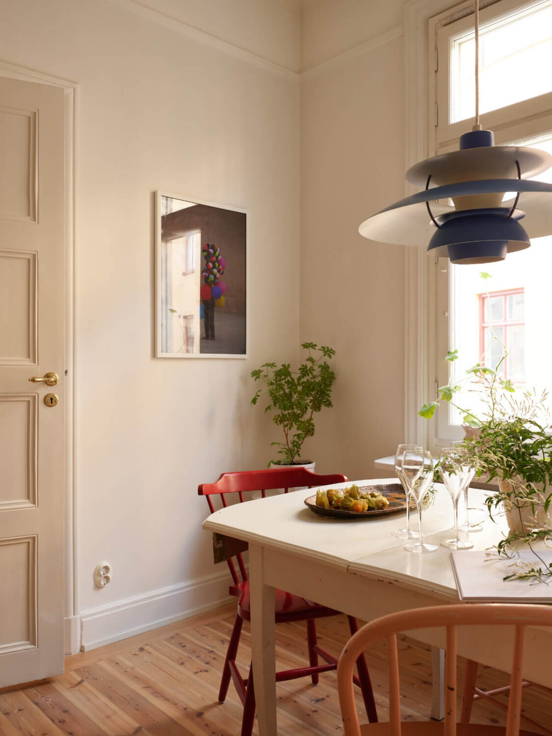 Revisiting a Bright Scandi Apartment with a Gray Kitchen 3 dining table detail