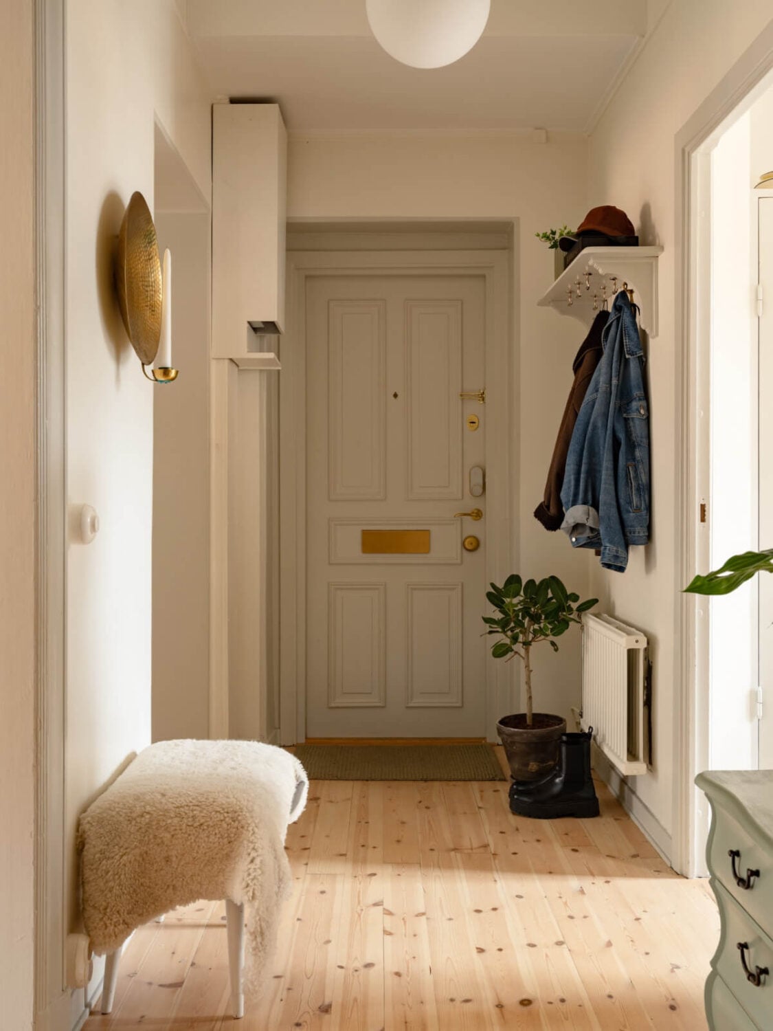 Soft Color Tones in a Renovated Turn-of-the-Century Apartment 32 entry hall Soft Color Tones in a Renovated Turn-of-the-Century Apartment