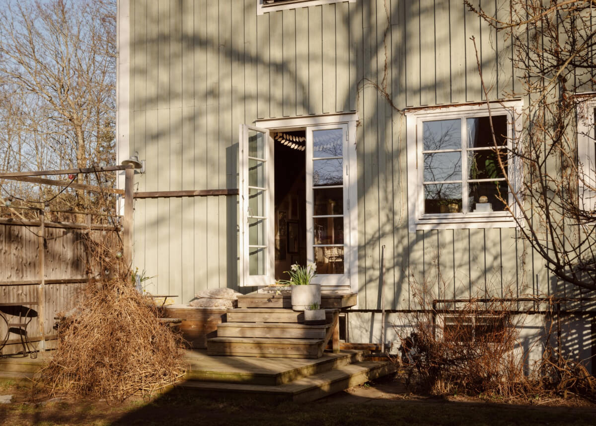 An Amazing Swedish House with Pink and Gray Rooms 34 garden