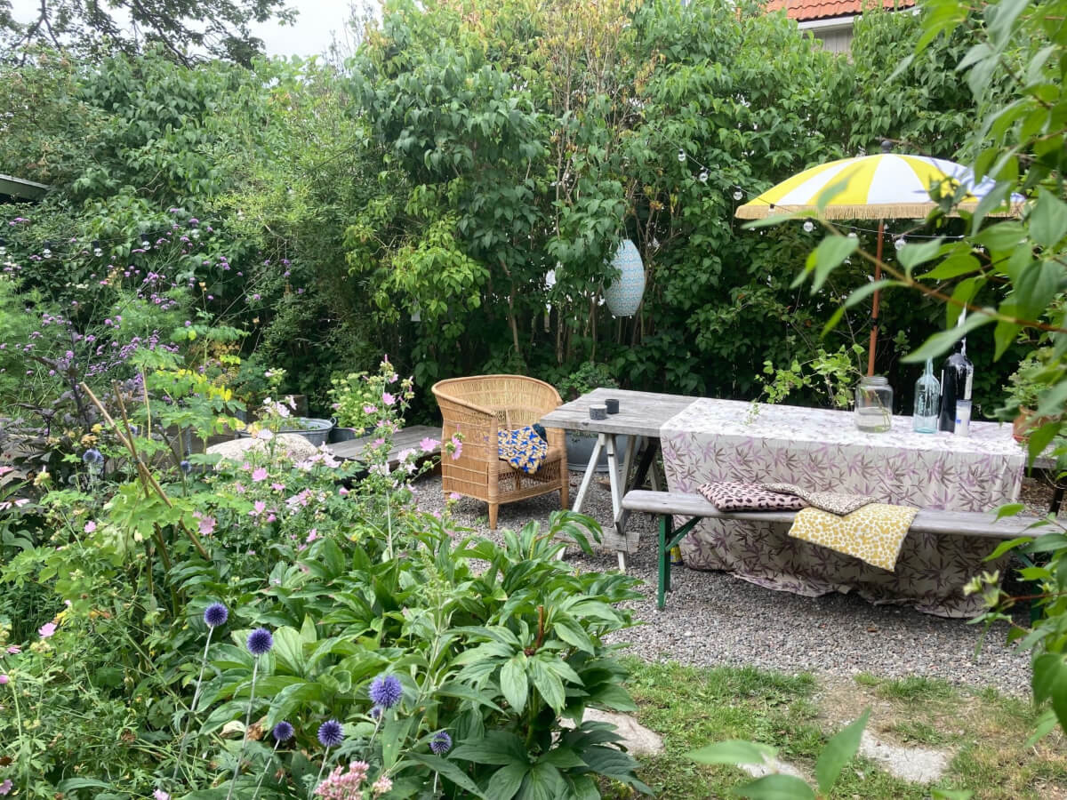 An Amazing Swedish House with Pink and Gray Rooms 36 garden in summer