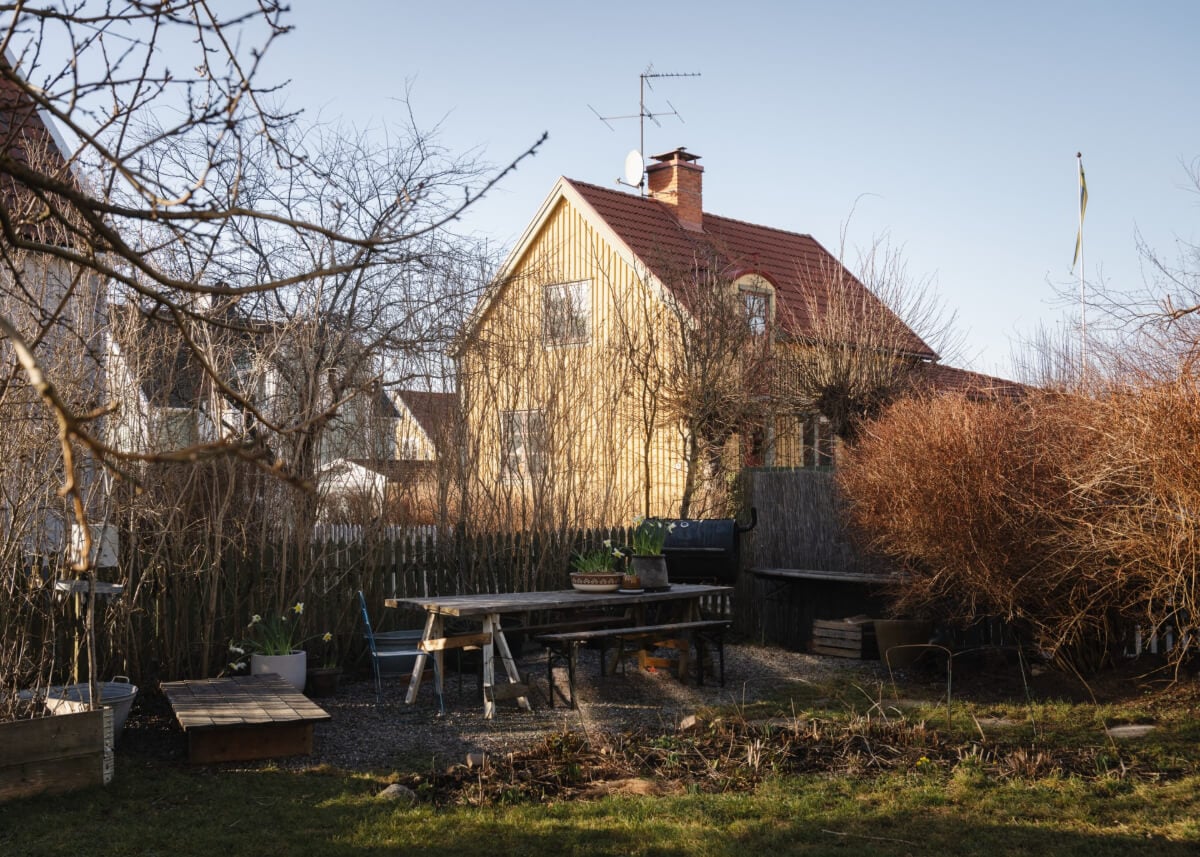An Amazing Swedish House with Pink and Gray Rooms 35 garden table