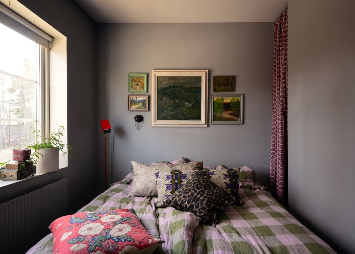 An Amazing Swedish House with Pink and Gray Rooms 26 gray walls bedroom