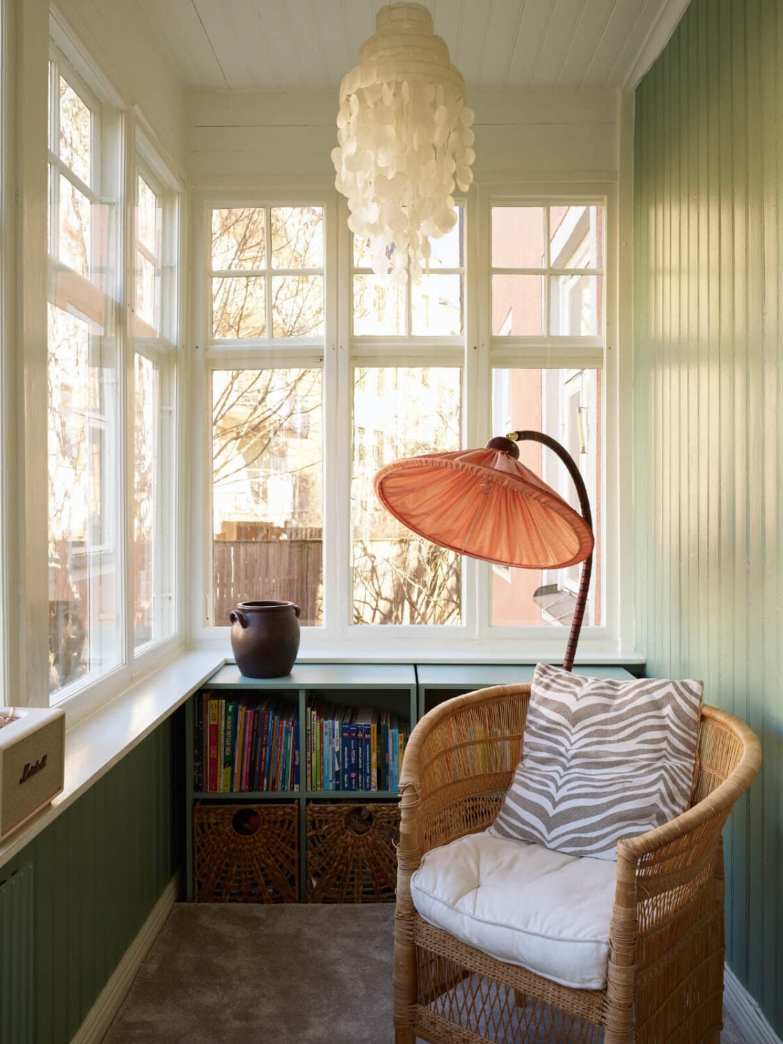 Light-Filled Rooms and a Charming Veranda in a Swedish Apartment 17 green garden room