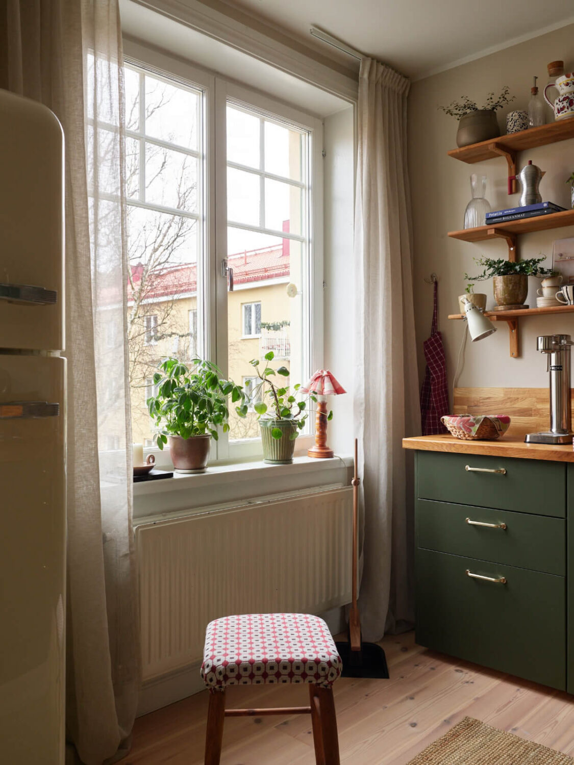 A Green Kitchen and a Pink Bedroom in a Charming Apartment 10 green kitchen large window