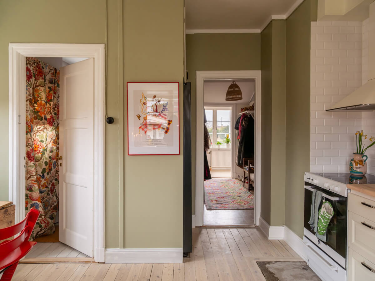 A Beautiful Renovated Family Home with a Charming Garden 16 green walls in kitchen