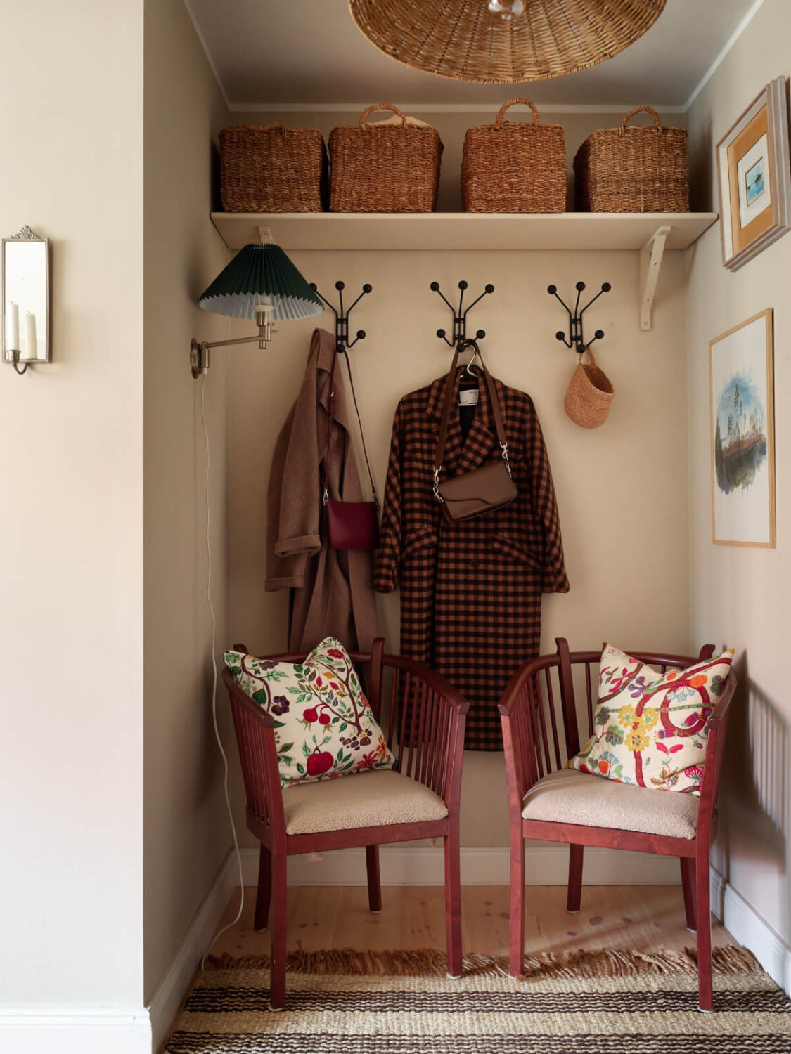 A Green Kitchen and a Pink Bedroom in a Charming Apartment 20 hall niche with chairs shoe hooks shelf