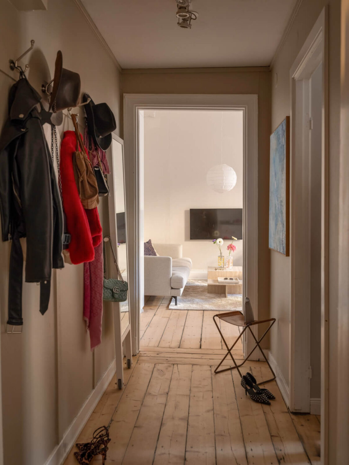 A Small Apartment with Contemporary Furniture in a 19th-Century Building 16 hall rustic wooden floorboards