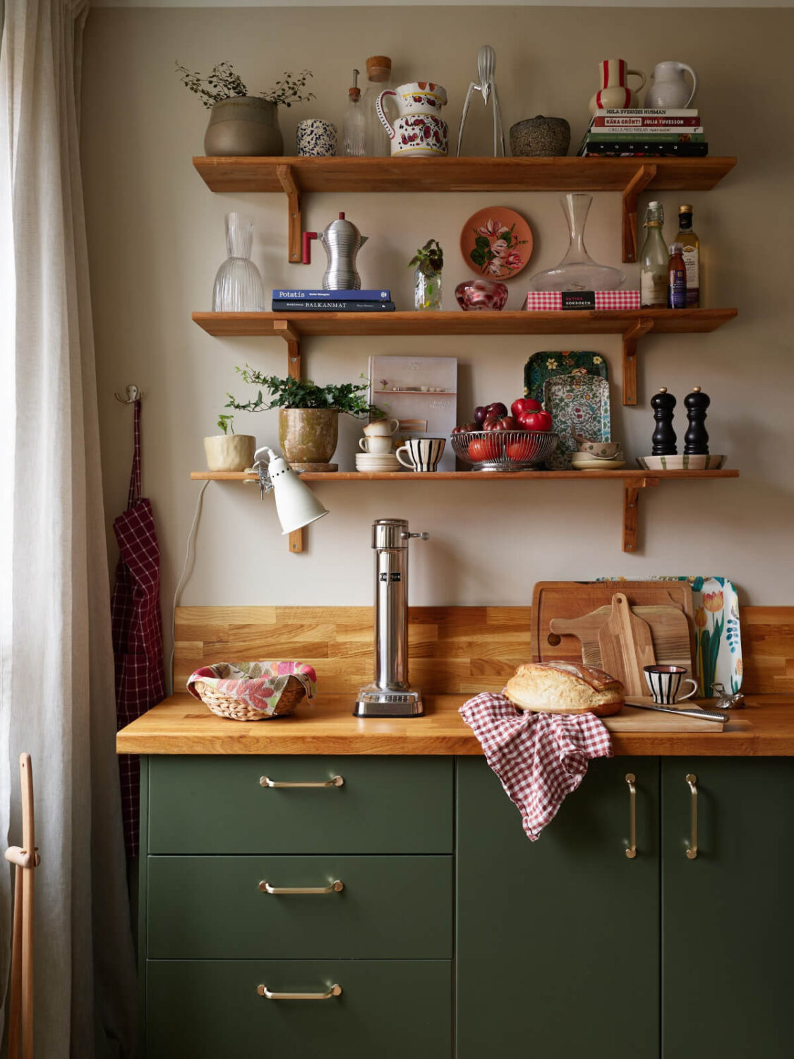 A Green Kitchen and a Pink Bedroom in a Charming Apartment 11 kitchen shelves