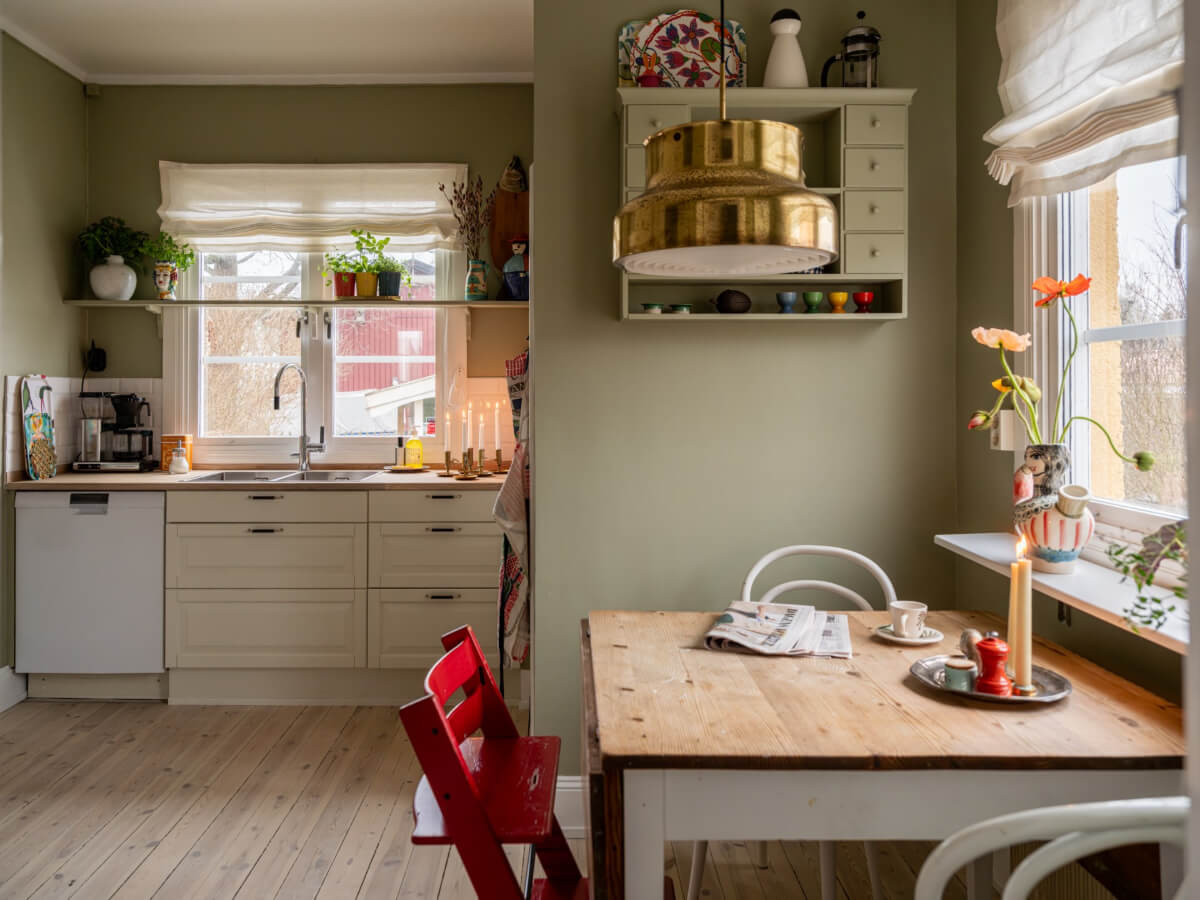 A Beautiful Renovated Family Home with a Charming Garden 13 kitchen table