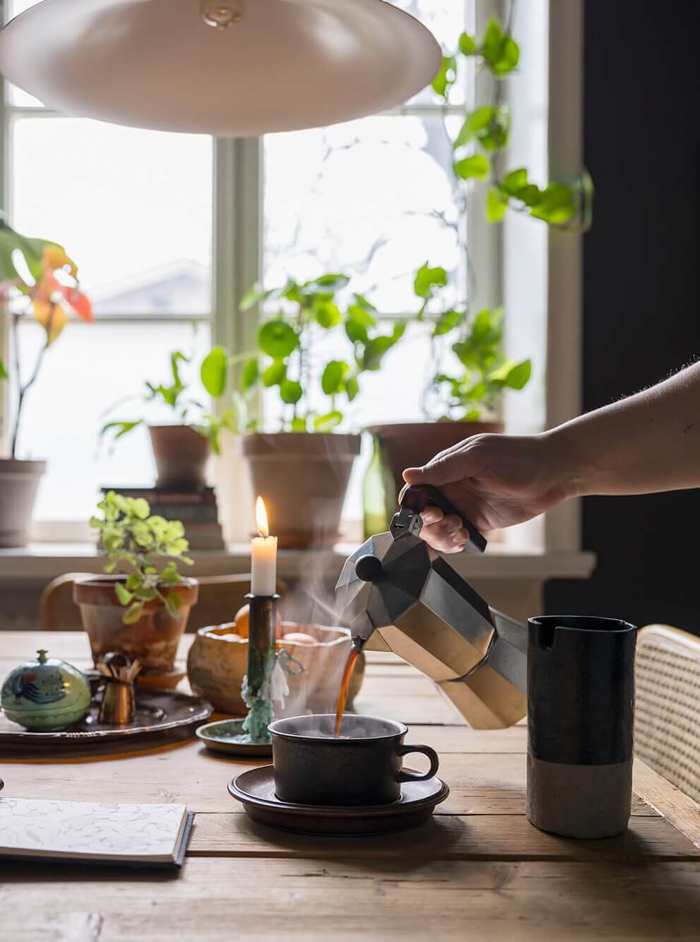 A Cozy Studio Apartment in a 1930s Building 11 kitchen table detail