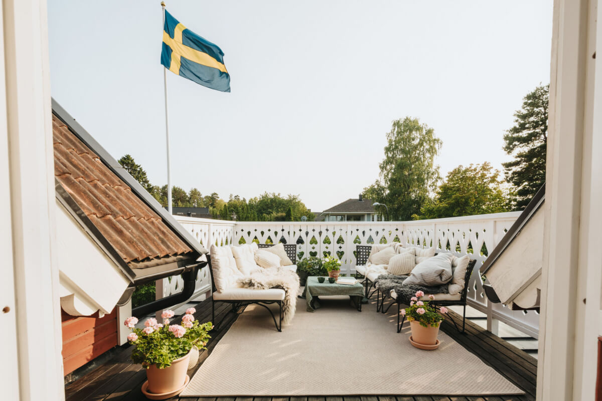 Light-Filled Rooms in a Charming 1907 Swedish Villa 33 large roof terrace