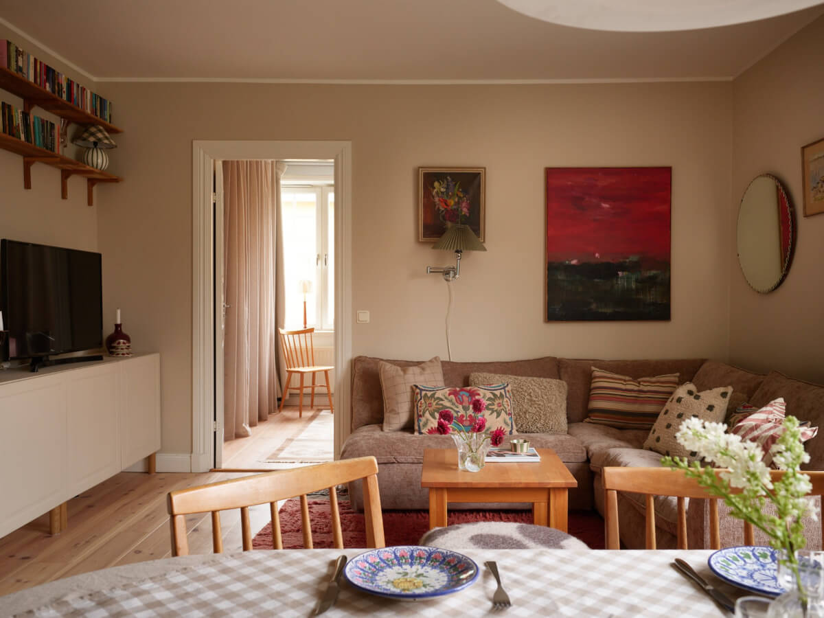A Green Kitchen and a Pink Bedroom in a Charming Apartment 5 light neutral walls living room