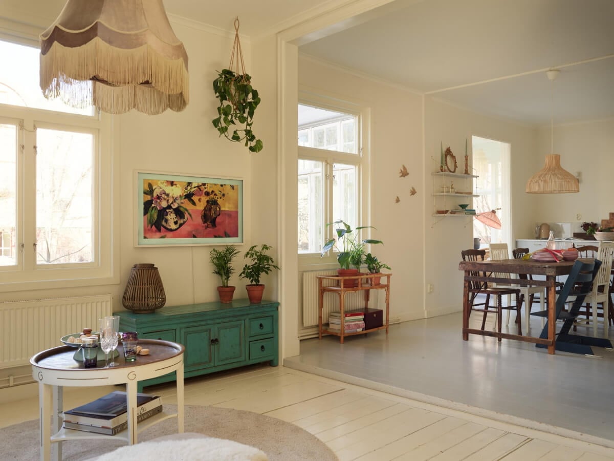 Light-Filled Rooms and a Charming Veranda in a Swedish Apartment 8 light open-plan living space