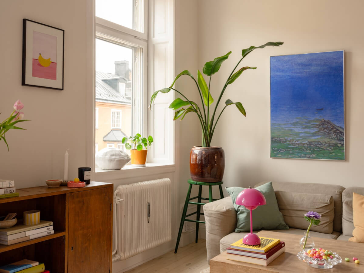 Cheerful Color Accents in a One-Bedroom Stockholm Apartment 3 living room detail