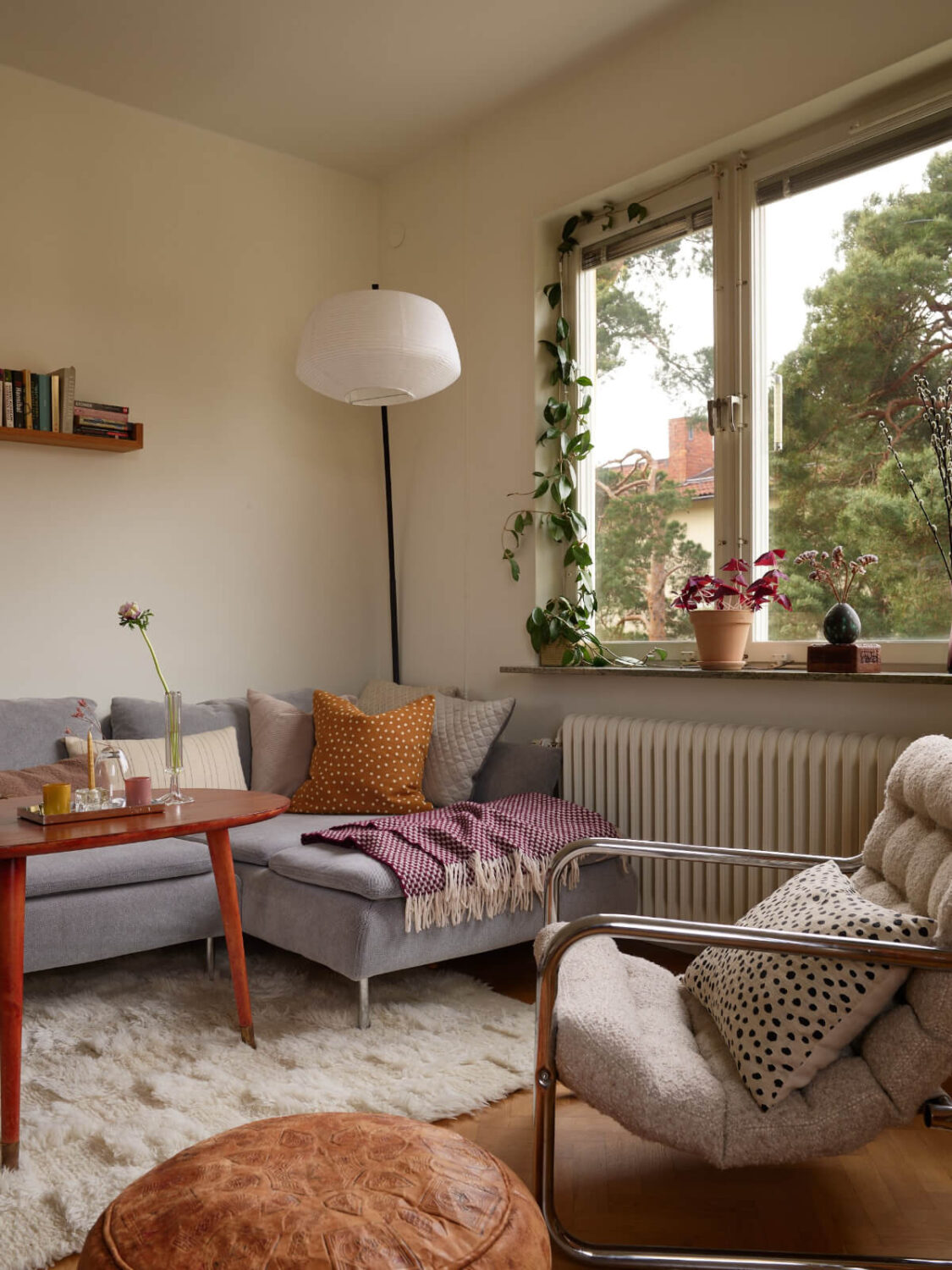 A Renovated 1940s Apartment with Colorful Bedrooms 3 living room seating