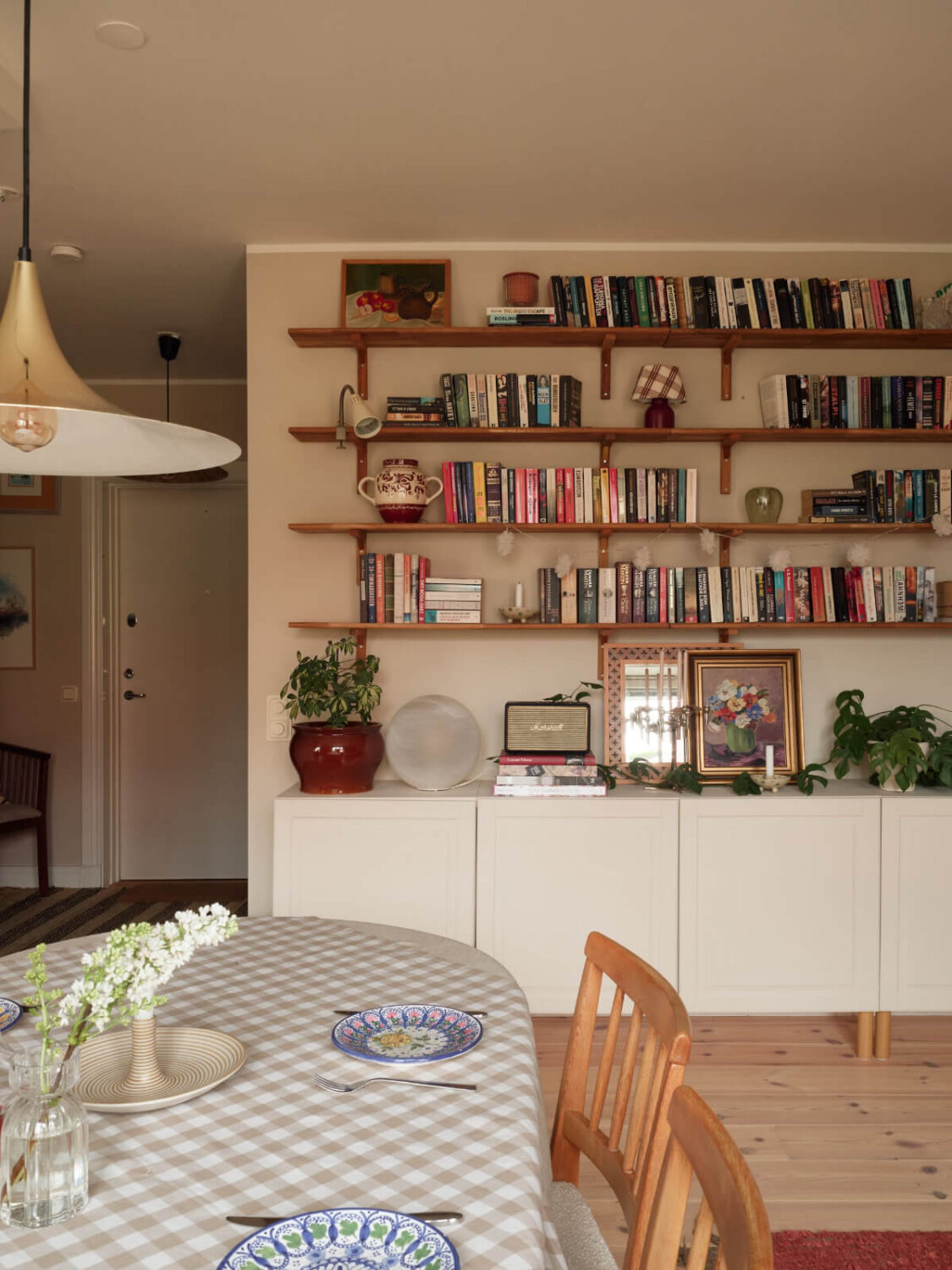 A Green Kitchen and a Pink Bedroom in a Charming Apartment 4 living room shelves