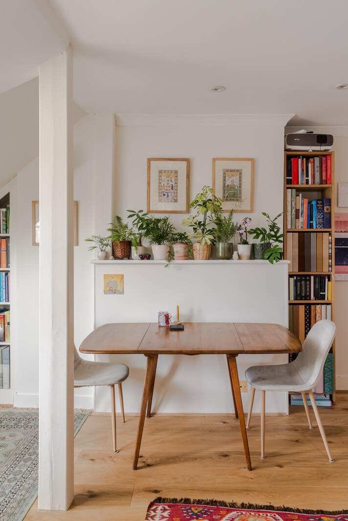 A Light-Filled London Attic Apartment with Cozy Nooks 4 midcentury dining table