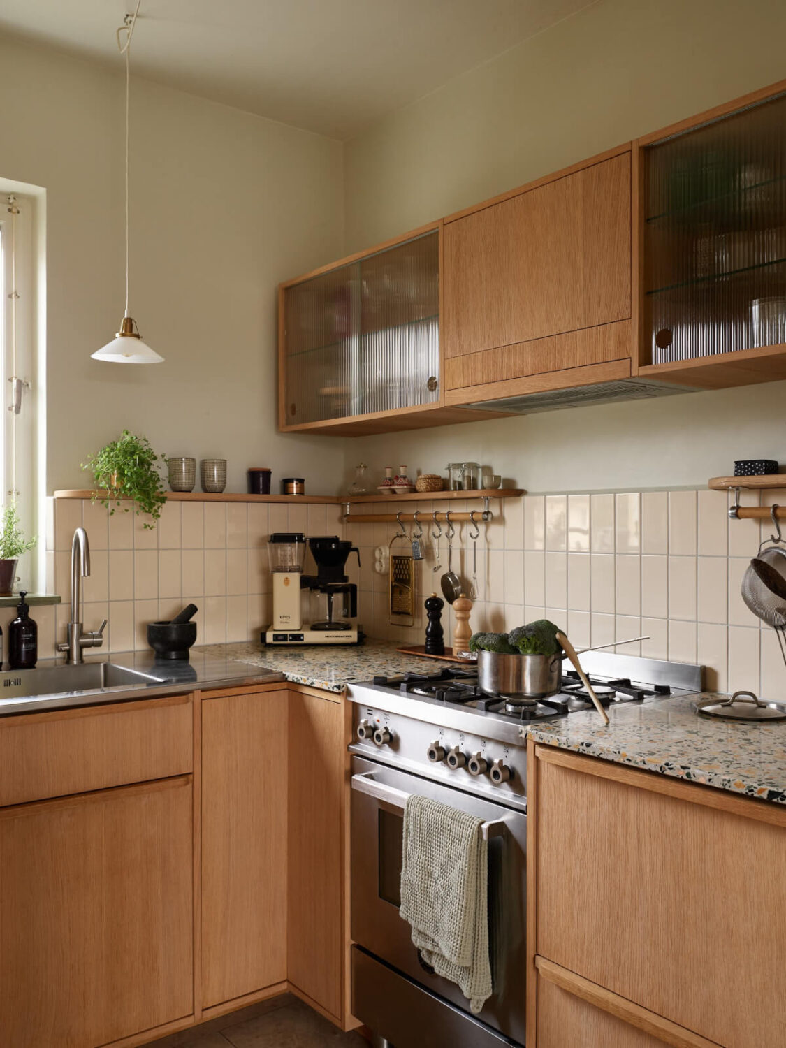 Best of 2025: Kitchens 15 oak kitchen with terrazzo countertop and beige backsplash tiles