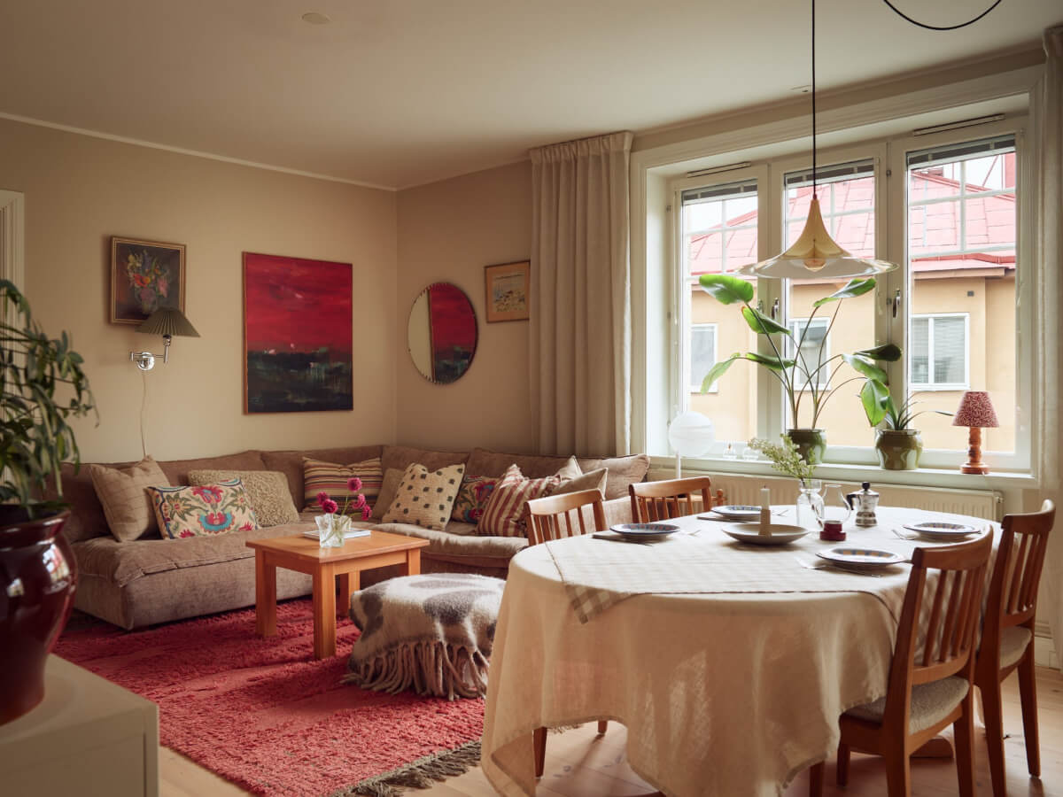 A Green Kitchen and a Pink Bedroom in a Charming Apartment 2 open plan living space red rug