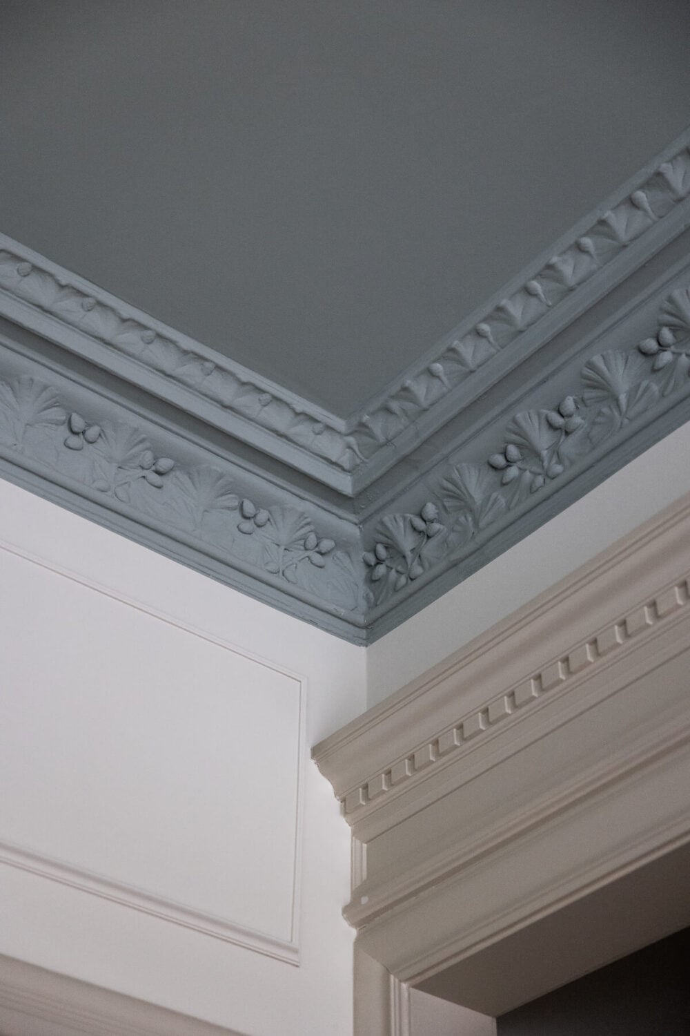 A Luxurious Stockholm Apartment with Period Features and a Blue Fireplace 12 painted ceiling stucco detail