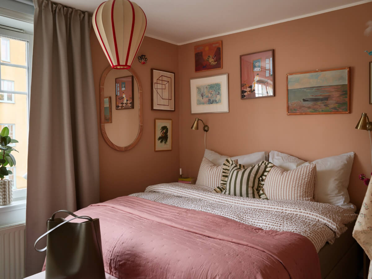 A Green Kitchen and a Pink Bedroom in a Charming Apartment 14 pink bedroom