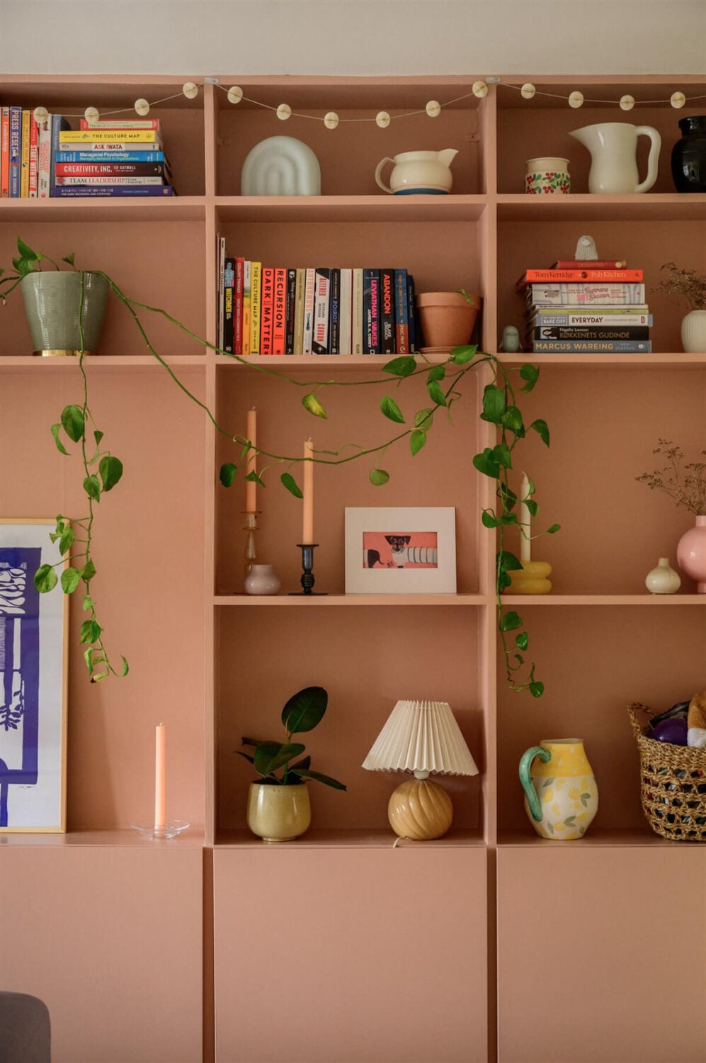 Best of 2025: Living Rooms 25 pink bookshelves