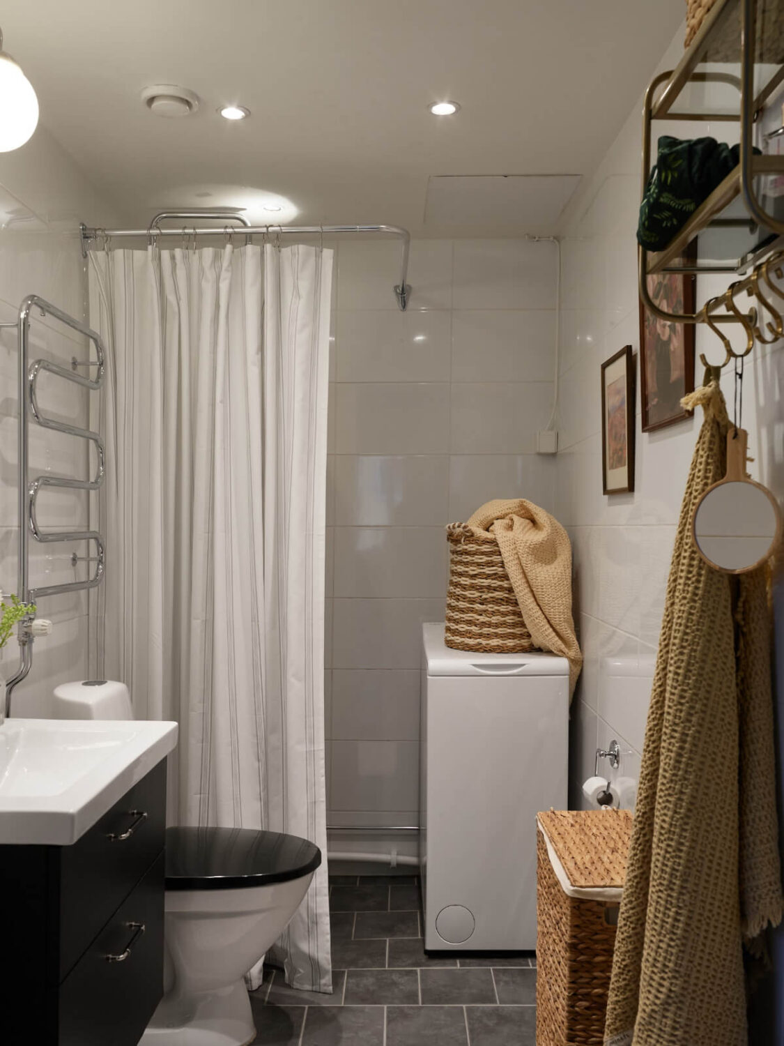 A Green Kitchen and a Pink Bedroom in a Charming Apartment 17 small bathroom