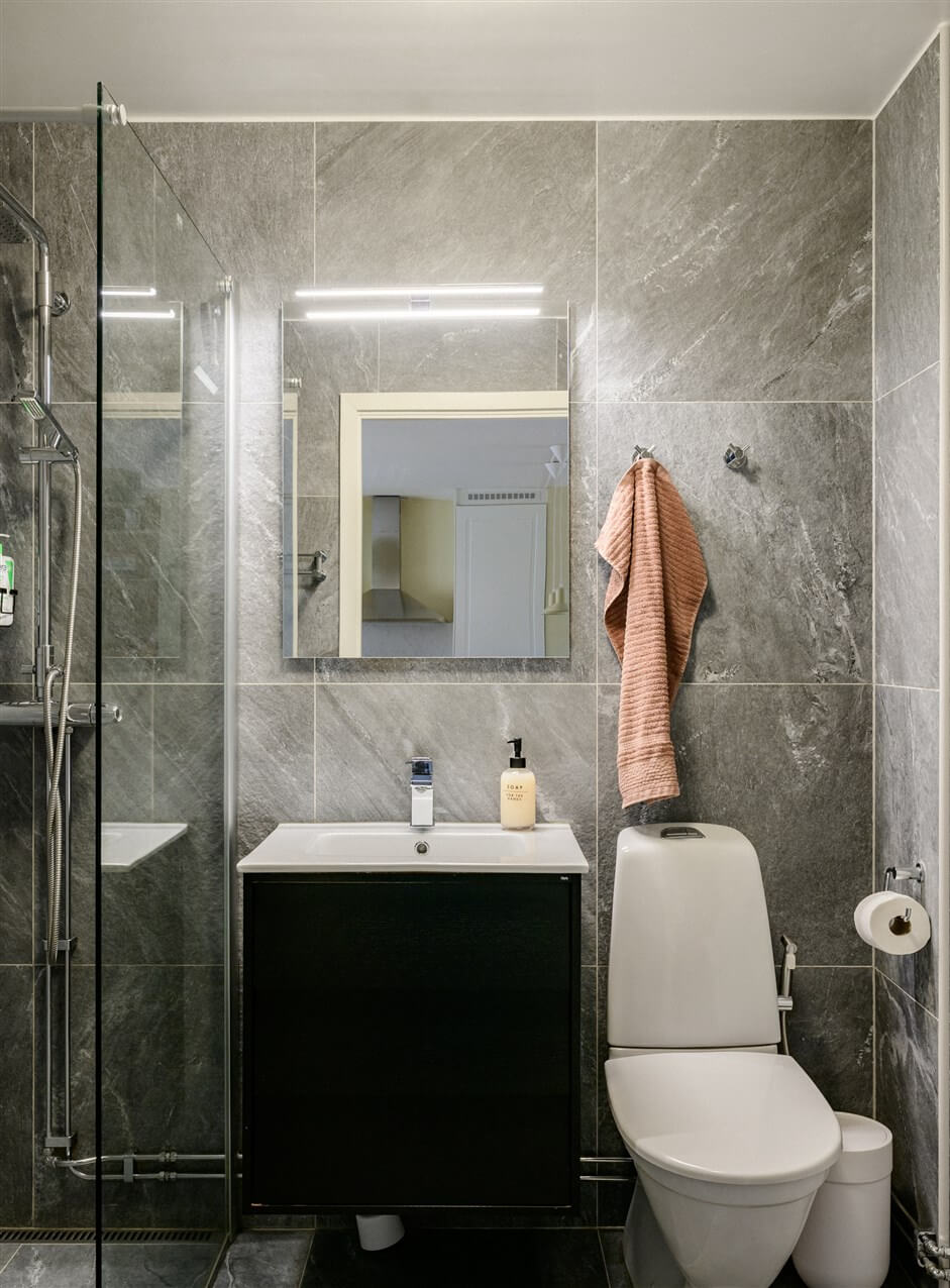 Colorful Rooms in a Bright Two-Bedroom Stockholm Apartment 22 small bathroom