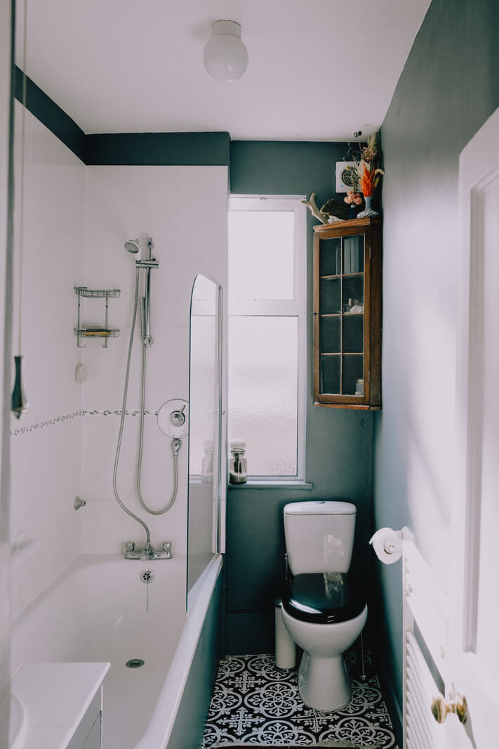 A Carefully Restored Edwardian Apartment with a Garden 16 small bathroom