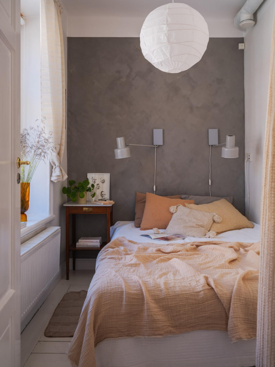 A Small Apartment with Rustic Floorboards and Beige Walls 17 small bedroom gray plaster wall
