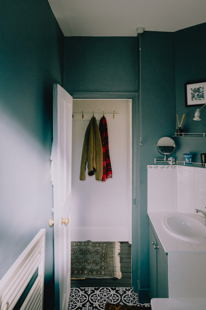 A Carefully Restored Edwardian Apartment with a Garden 17 small dark blue bathroom