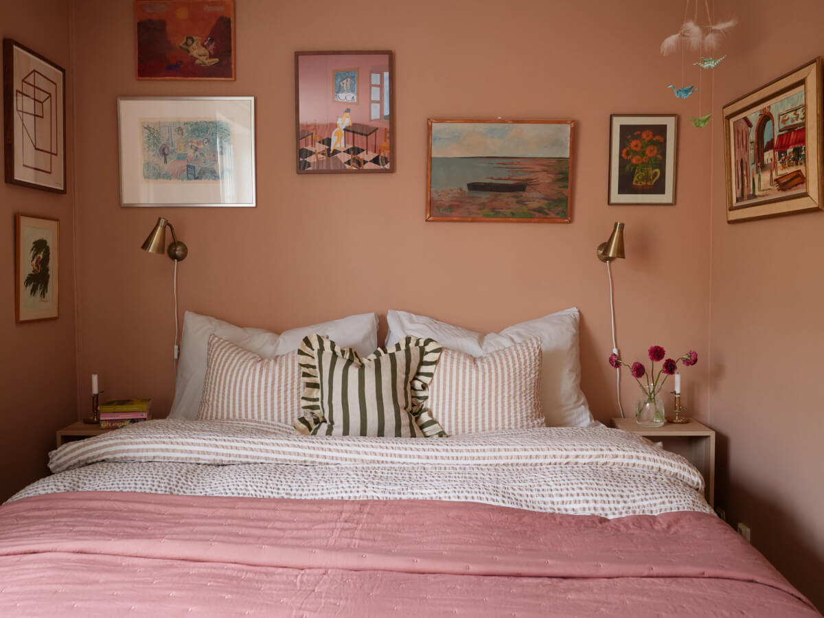 A Green Kitchen and a Pink Bedroom in a Charming Apartment 15 small pink bedroom artwork
