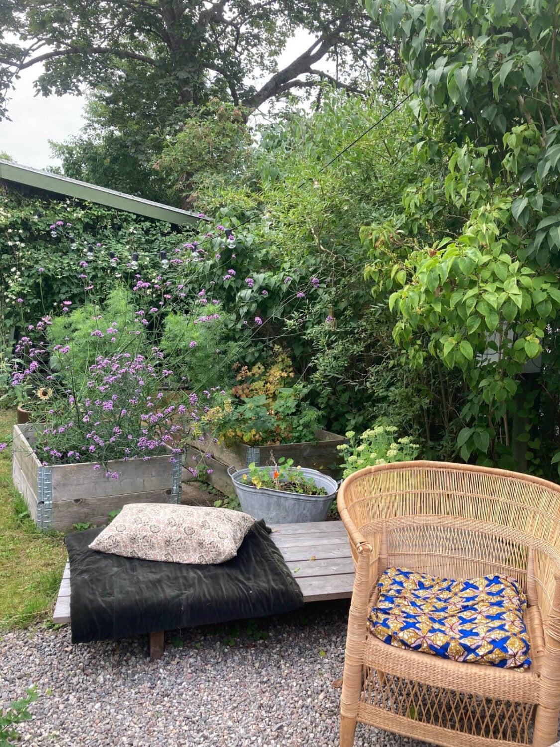 An Amazing Swedish House with Pink and Gray Rooms 37 summer garden