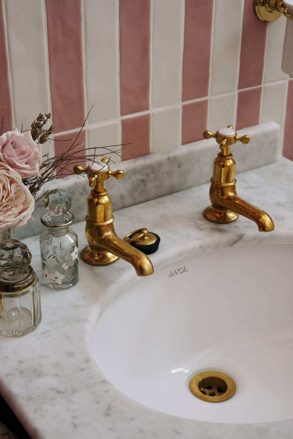 Pearl Lowe's New deVOL Kitchen and Bathroom in her Portobello Home 12 the-devol-victorian-washstand-pearl-lowe-portobello-house-nordroom4
