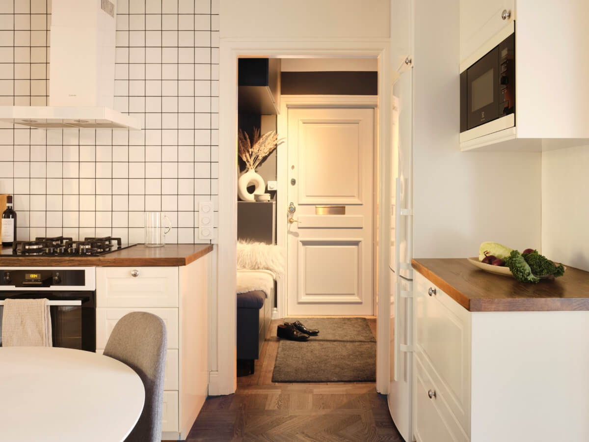 A Light-Filled 1920s Apartment with Two Spacious Balconies 30 view into hall
