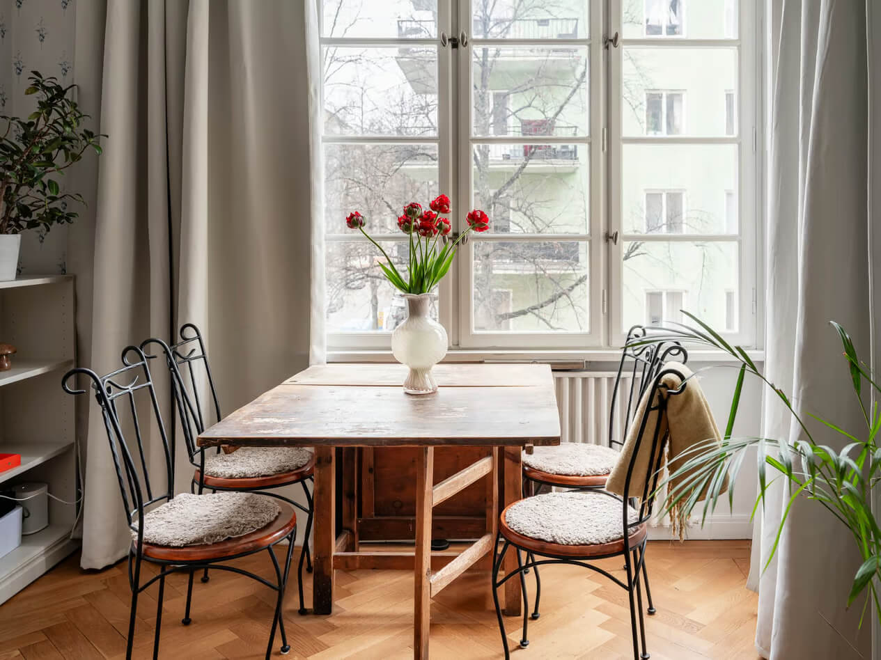 A Charming Small Apartment with a Cozy Bedroom Niche 6 wooden folding table large windows