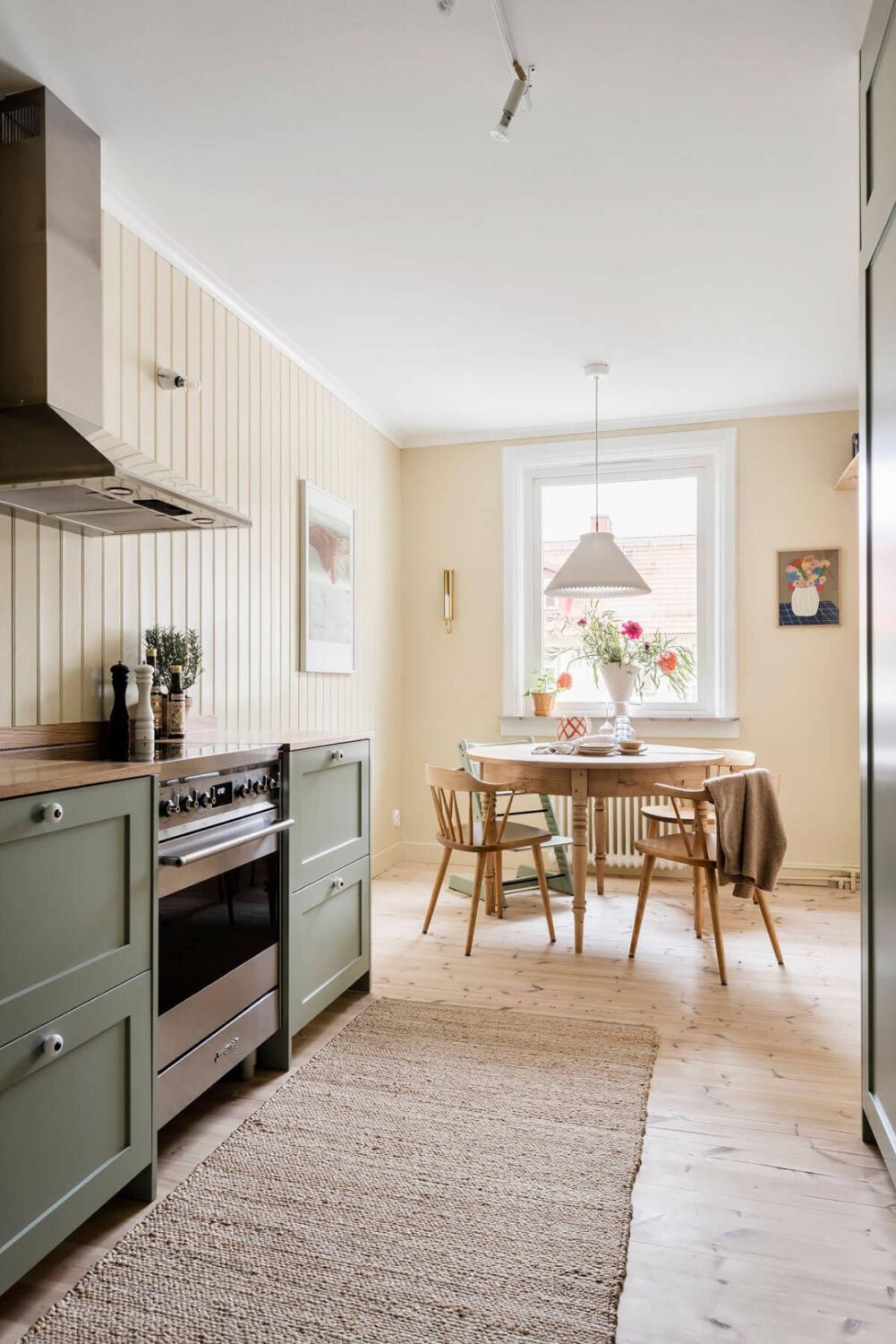 C2 Color of the Year 2026: Epernay 17 yellow and green kitchen round wooden dining table