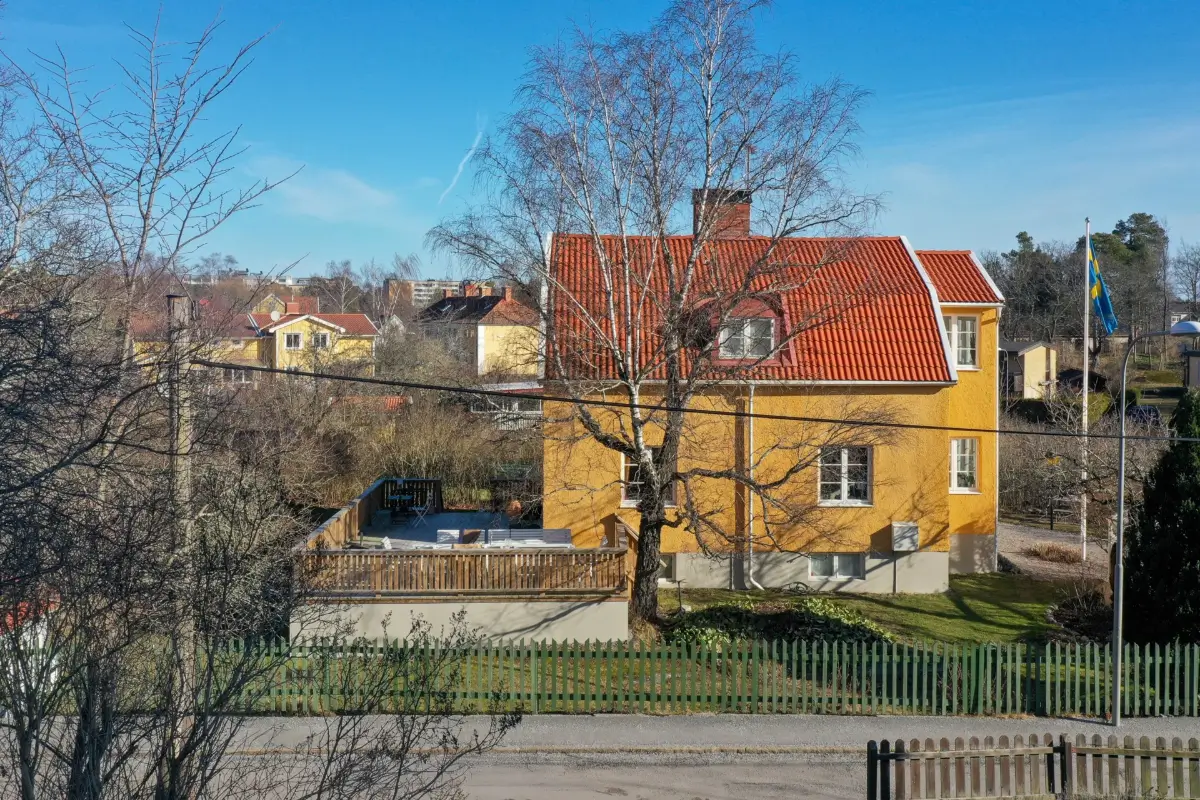 A Beautiful Renovated Family Home with a Charming Garden 40 yellow villa sweden