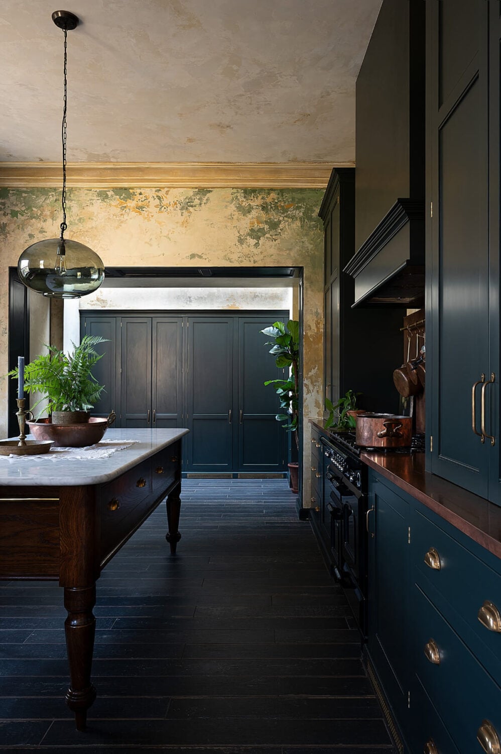 A Green Classic English deVOL Kitchen in a Restored Georgian House 2 1.TheClassicEnglishKitchen deVOL LOW RES A Green Classic English deVOL Kitchen in a Restored Georgian House