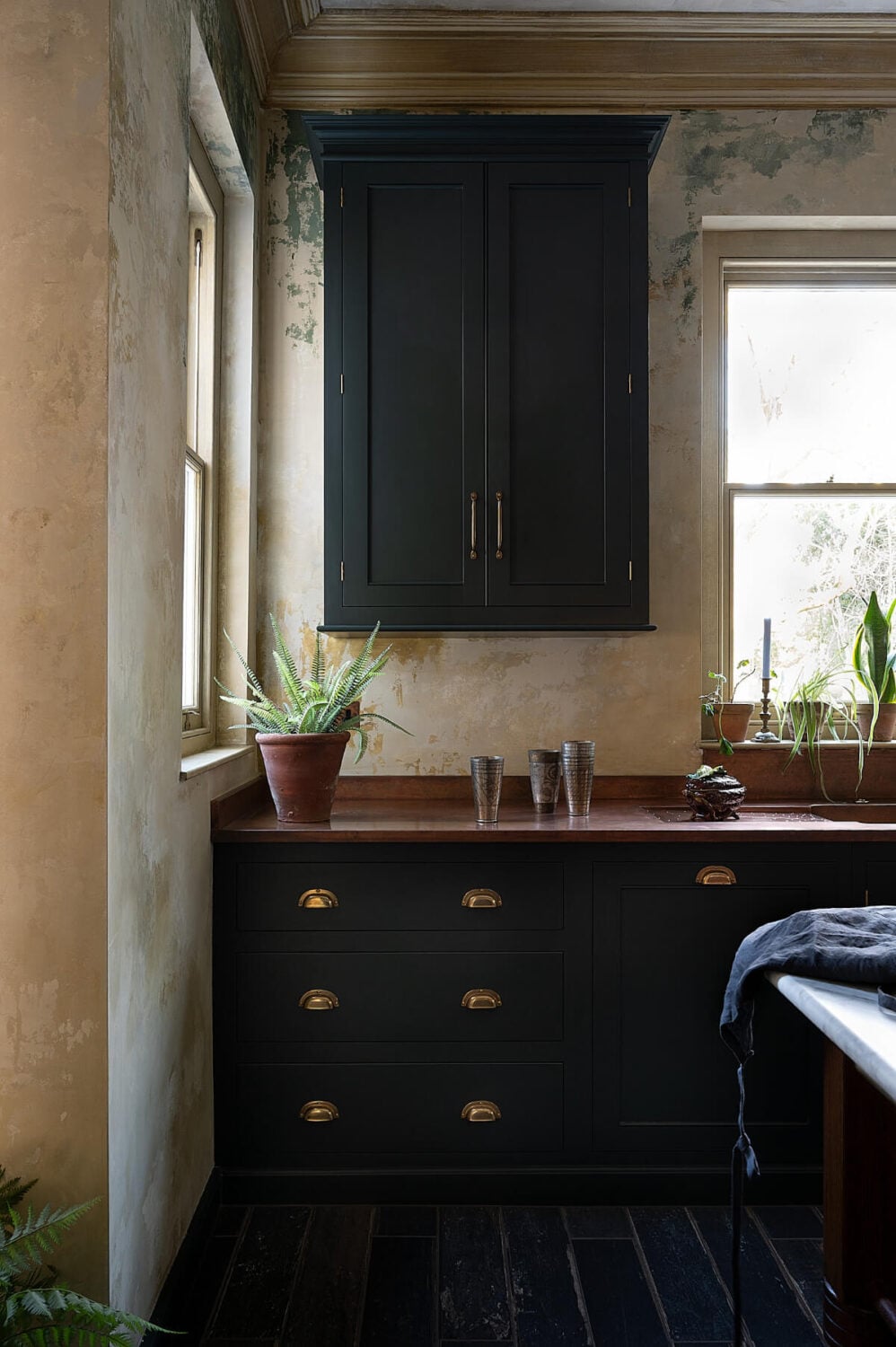 A Green Classic English deVOL Kitchen in a Restored Georgian House 10 10.TheClassicEnglishKitchen deVOL LOW RES A Green Classic English deVOL Kitchen in a Restored Georgian House